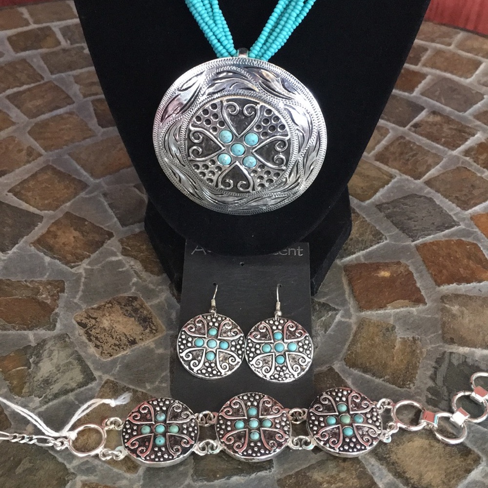 BNWT Turquoise hand-beaded 10” Necklace Set